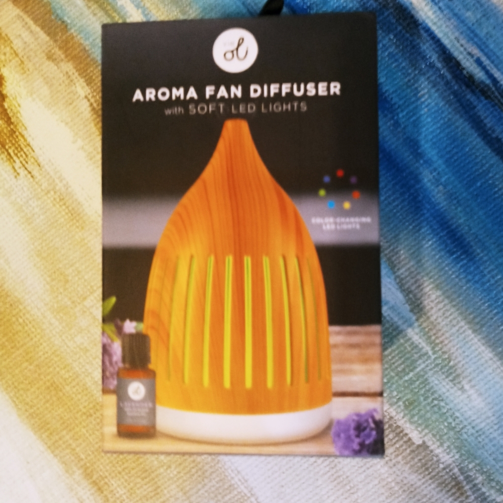 Essential oil diffuser w/ led lights. Wood pattern